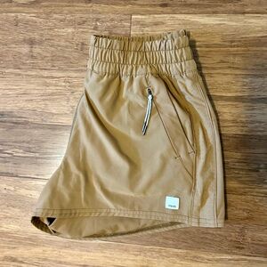 Vuori Women’s Dash Shorts Tan/Camel S